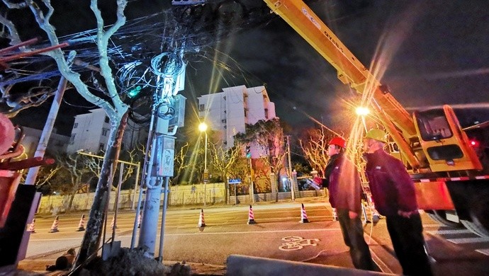 抢修人员,看看寒潮中上海停电的真相…