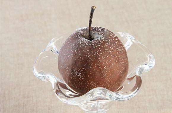 而孙志海将软儿梨去皮,去核,切成花朵状,浸上蜂蜜,上桌后冰凉清爽.