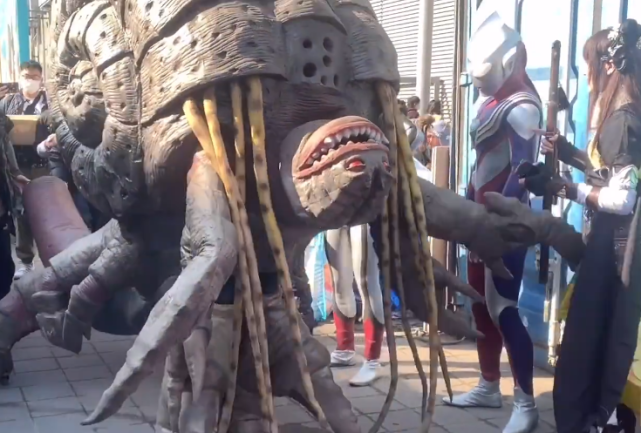 奥特曼加坦杰厄在漫展遭围攻被三个迪迦毒打贝利亚和邪迪也加入混战