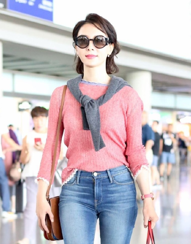 77年的陈数还有"过山车"身材,穿打底衫配牛仔裤,比例太出众_腾讯新闻