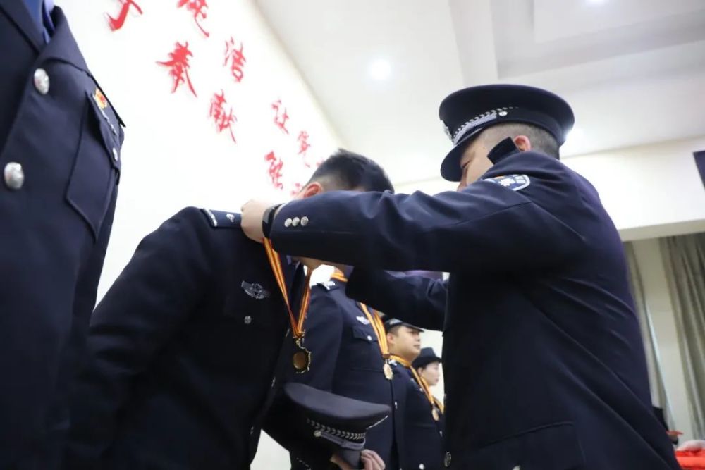 《人民公安向前進》中拉開了帷幕為慶祝首個人民警察節,進一步提升