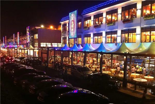 盐田海鲜街过去,该片区因海鲜交易活跃,游客来往繁忙,车辆进出络绎不