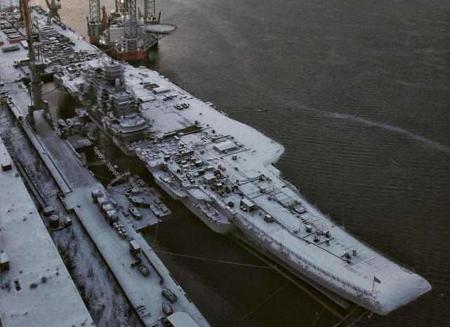 大雪中的庫茲涅佐夫,艦島佈滿腳手架,半年2次事故葬送俄軍航母