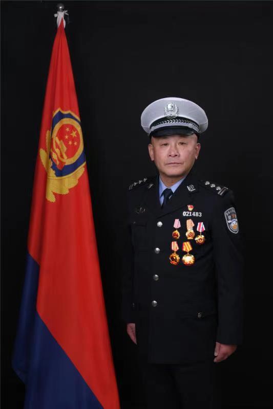 110警察节徐汇交警雷树森只把奖章心中藏站好最后一班岗