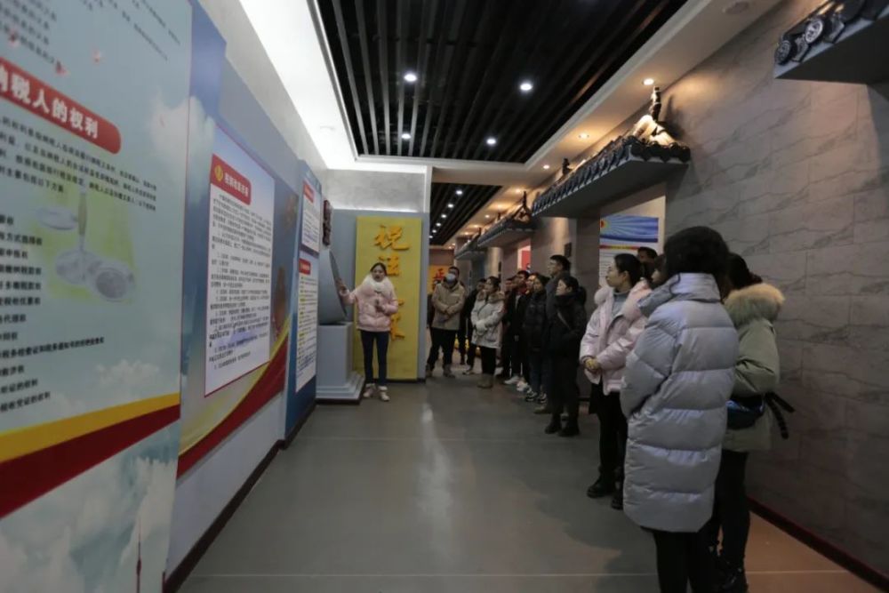 在教育基地,该局纪检组长结合基地廉政文化,从中国传统历史文化入手