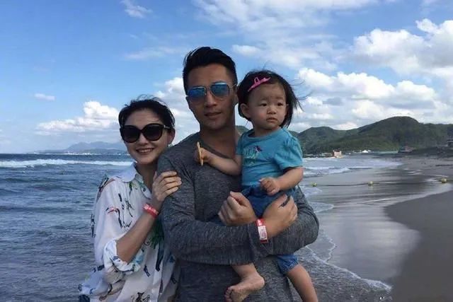 和导演王全安闪婚闪离后,又和袁巴元闪婚生下龙凤胎