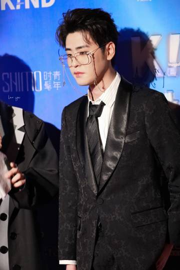 张云雷红毯首秀,黑色西装搭配金丝眼镜搭配大背头造型.又斯文又欲