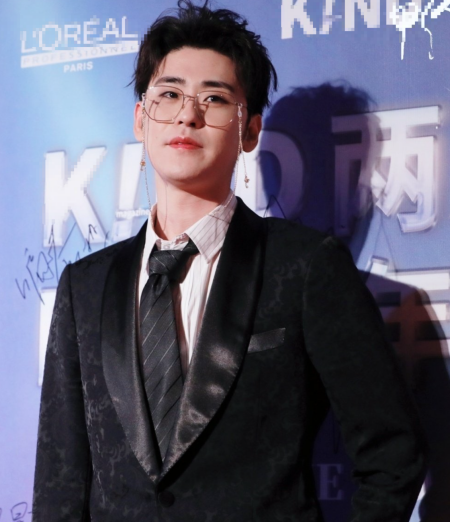 张云雷红毯首秀,黑色西装搭配金丝眼镜搭配大背头造型.又斯文又欲