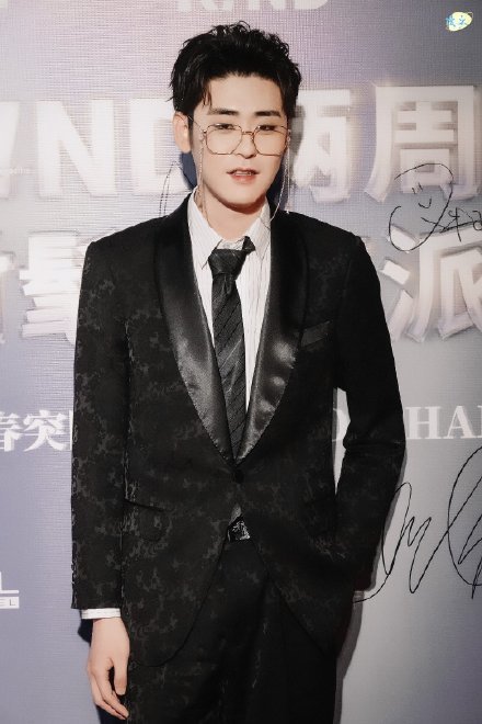 张云雷红毯首秀,黑色西装搭配金丝眼镜搭配大背头造型.又斯文又欲