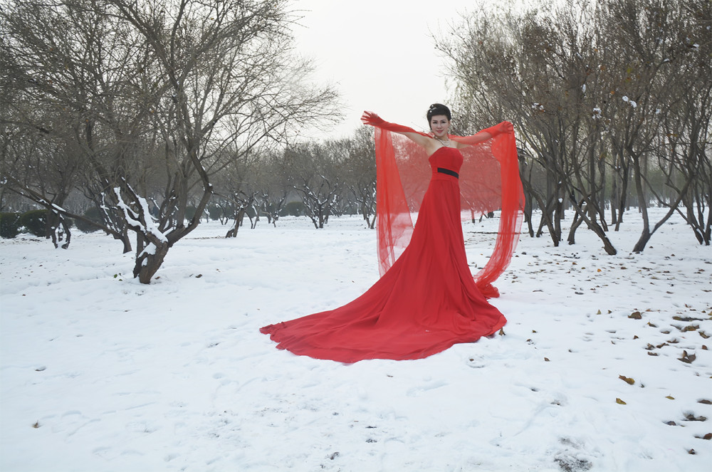 欣赏作品雪中的红衣美女犹如冰雪中的傲骨红梅盎然绽放