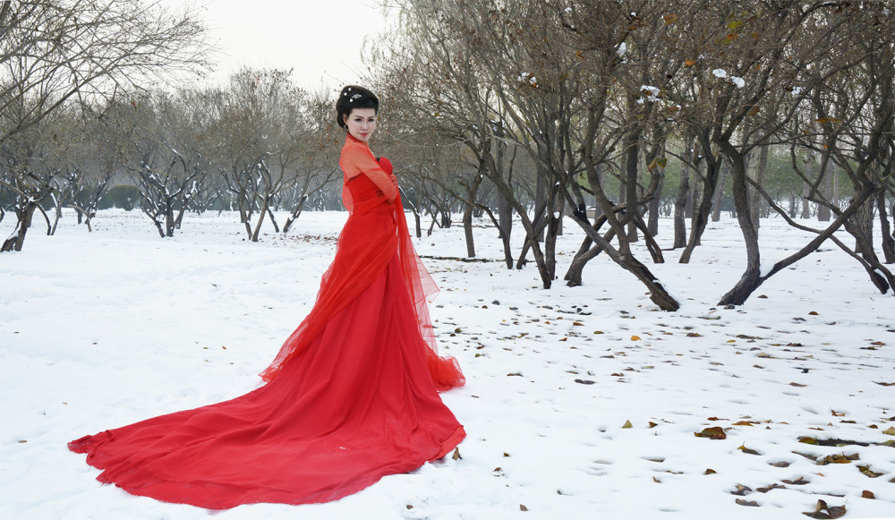 欣赏作品雪中的红衣美女犹如冰雪中的傲骨红梅盎然绽放