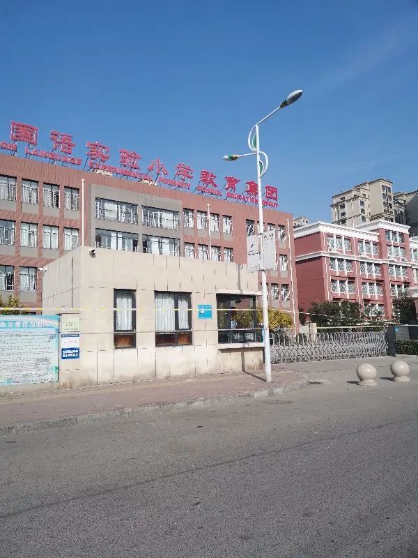 唐山市区的丰源道终于加装护栏啦!网友:可以缓解堵车压力了