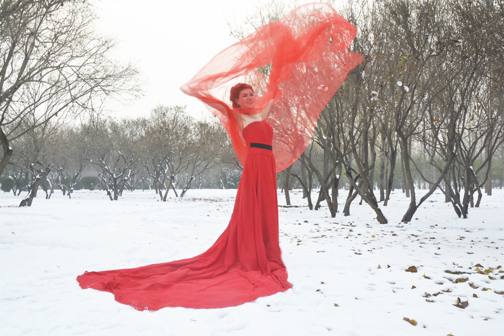 欣赏作品雪中的红衣美女犹如冰雪中的傲骨红梅盎然绽放