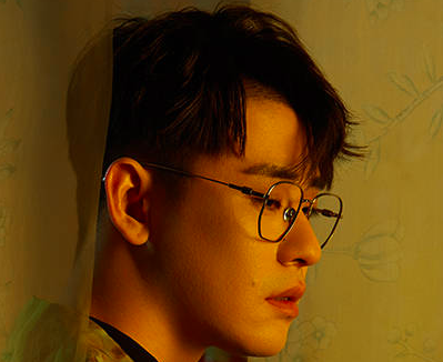 黑衣男子张云雷,红毯首秀,引得大众网民前去吃瓜!溢美,赞美之词频出!