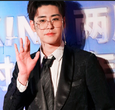 黑衣男子张云雷,红毯首秀,引得大众网民前去吃瓜!溢美,赞美之词频出!