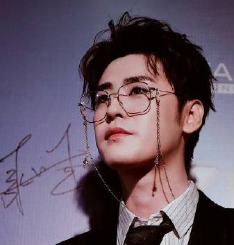 黑衣男子张云雷,红毯首秀,引得大众网民前去吃瓜!溢美,赞美之词频出!