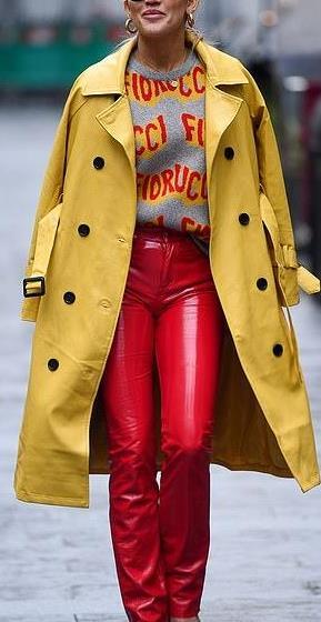 阿什莉罗伯茨穿着黄色风衣和红色pvc裤子显得轻松自在