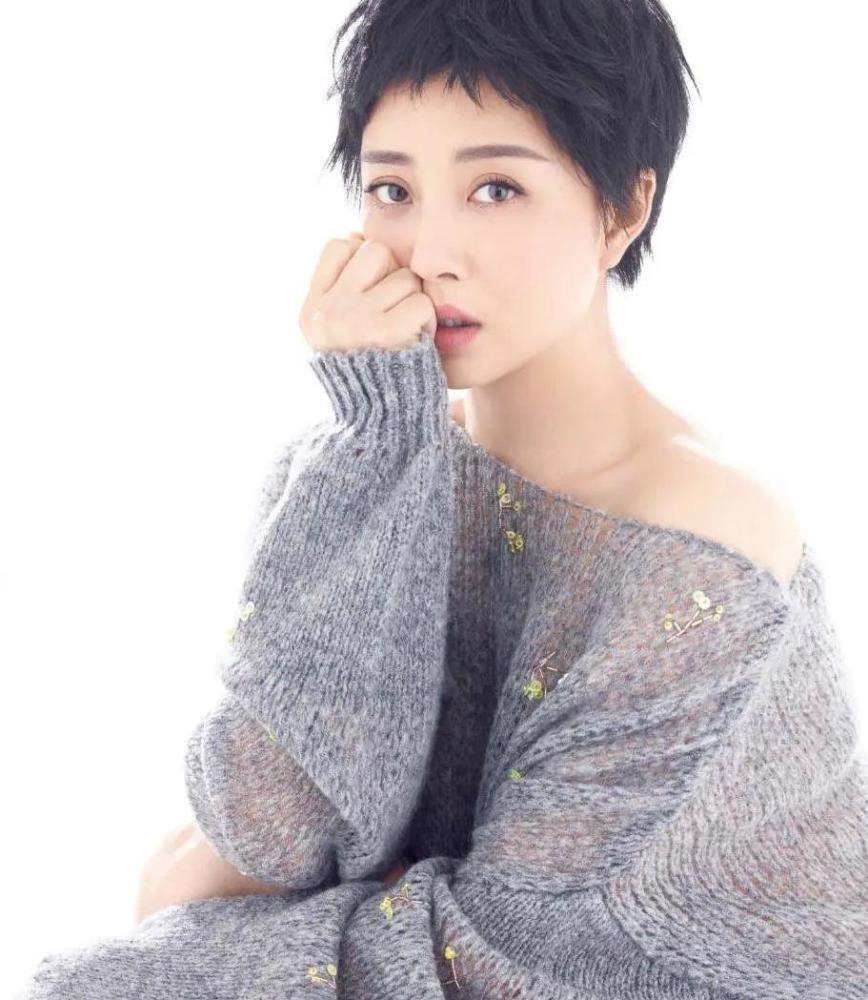 剪短发的殷桃,成了中年女人的穿搭模板