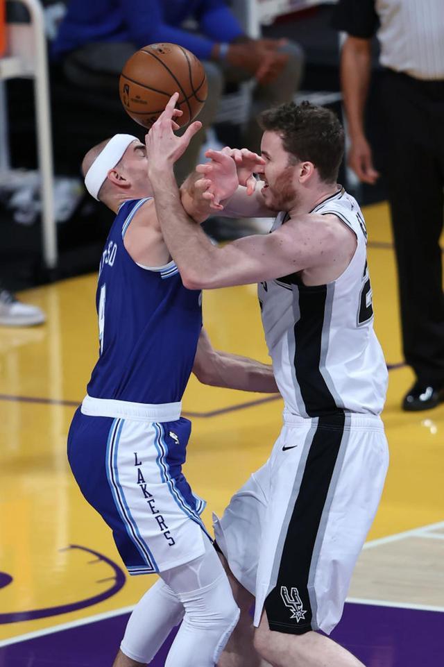 马刺双枪三分雨力挫湖人盖伊与戴维斯大战一触即发