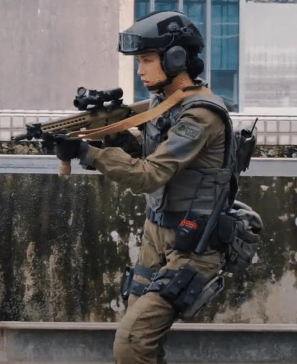 倪妮亮相电影《拆弹专家2》首映礼,短发红唇穿搭深v锁骨套装_腾讯新闻