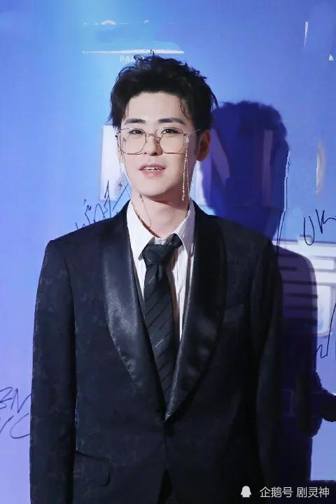 张云雷红毯起步绝不低头的郭德纲力推小辫儿复出三部曲