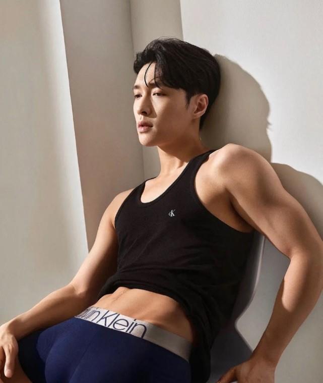 这就是ck全球代言人的身材?网友:这肌肉线条简直了!_腾讯新闻