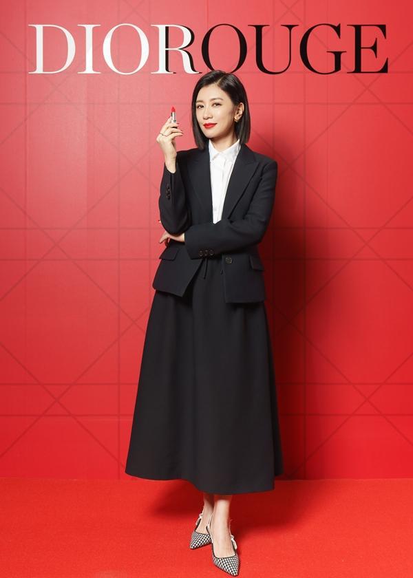 贾静雯黑西装大红唇晒女王气场忍不住爆料被偷拿口红搽