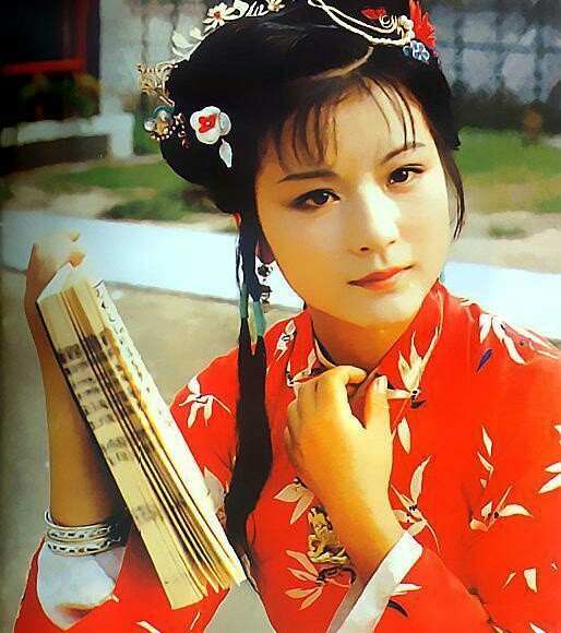 依然对史湘云这个人物没有好感度,虽然这位史大姑娘生得浓眉大眼,性格