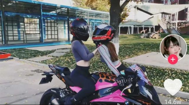 痞幼在蹦了几下后,痞幼直接体力不支,走路都很困难.