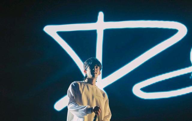 吴磊台上酷酷的打碟张子枫台下打call两人真的太好嗑了