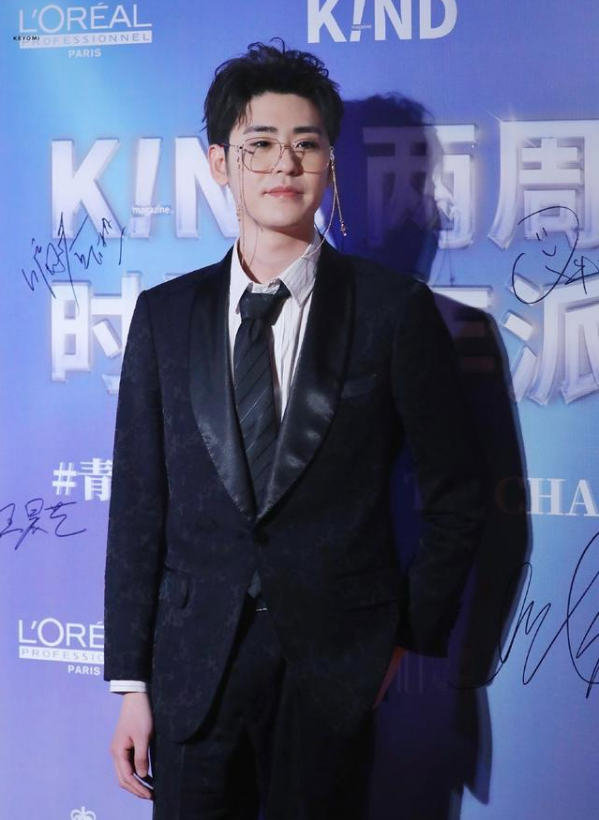 张云雷大背头金丝眼镜造型帅气十足盖不住痞味