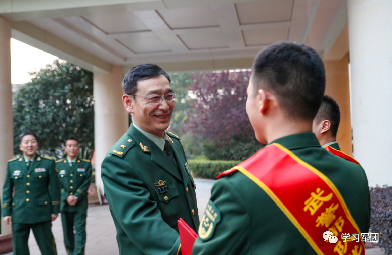 解放军报讯(康智星,蔡啸天)元旦前夕,武警部队优秀政治教员评比竞赛