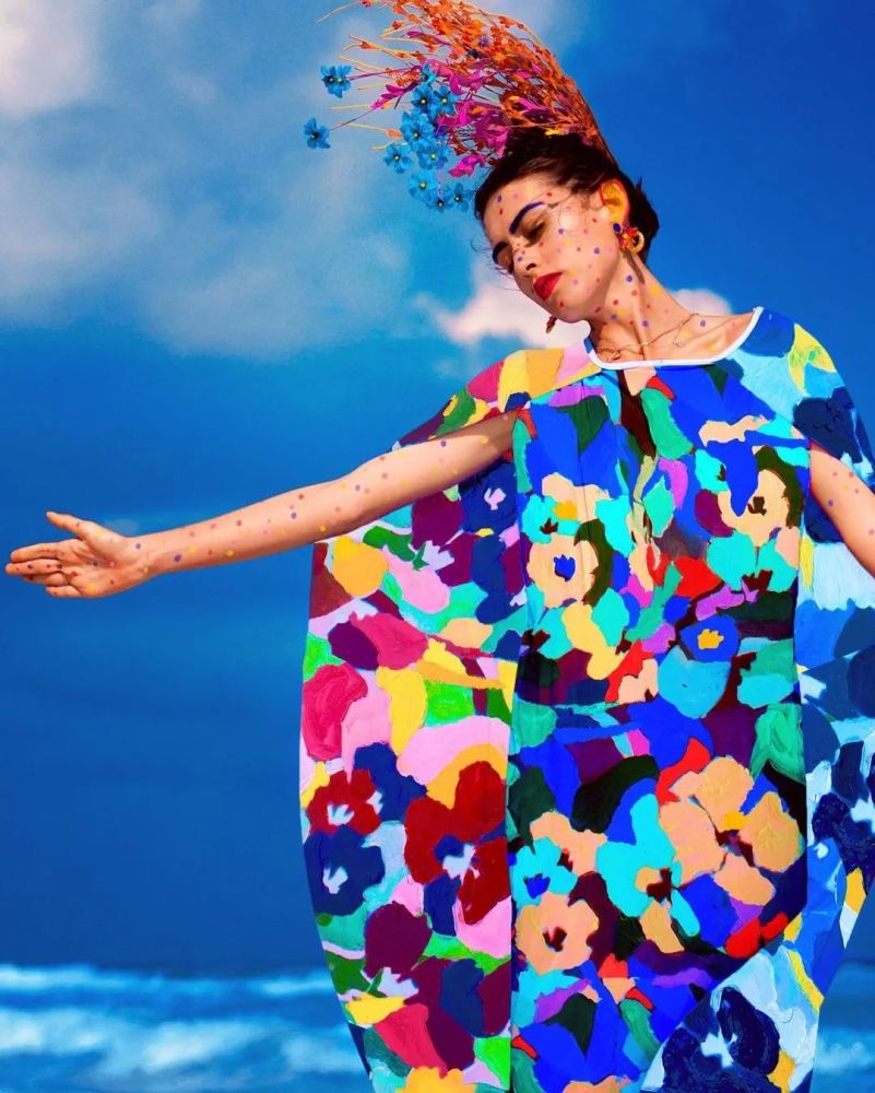 她拍身体,不穿衣服,却色彩鲜艳美成艺术