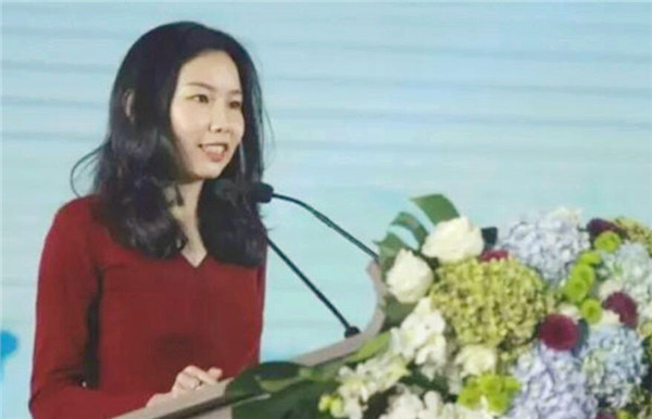 90后美女谢其润继承千亿资产与苏宁太子订婚牵手