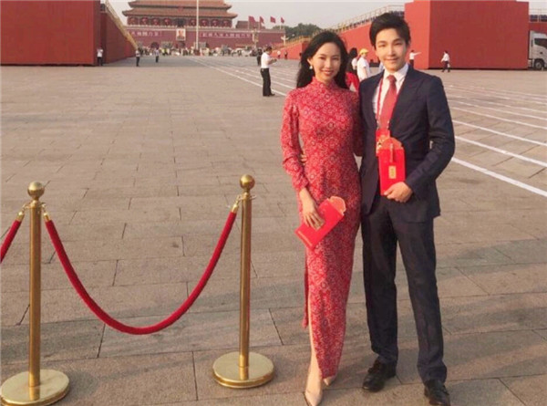 90后美女谢其润:继承千亿资产,与苏宁"太子"订婚牵手!_腾讯新闻