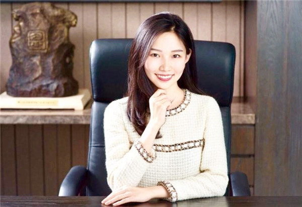 90后美女谢其润:继承千亿资产,与苏宁"太子"订婚牵手!_腾讯新闻