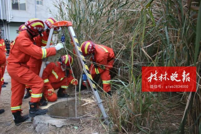 危险 2名幼童不慎坠落枯井 井上有一块松动的大理石块 井上 大理市 平乐镇