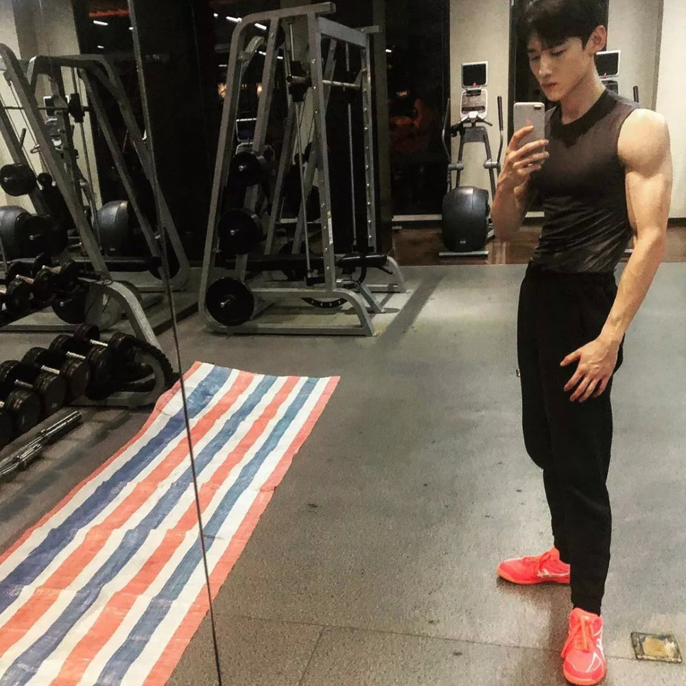 明星们的肌肉线条太绝了