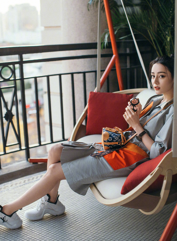 迪丽热巴晒出最新穿搭,看到鞋子,连代言人穿也不好看_腾讯新闻