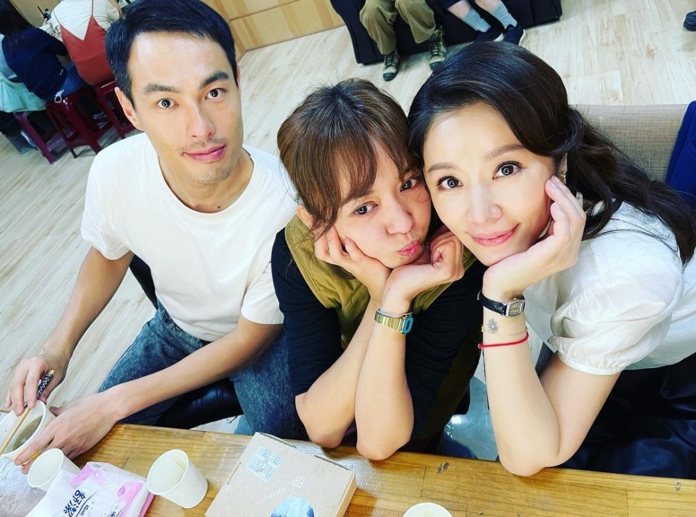 林心如晒杨佑宁女儿满月四连拍,anah表情丰富喜感,萌态十足_腾讯新闻