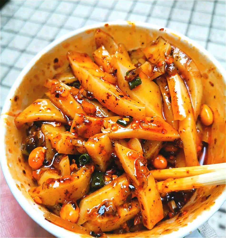 扁担上的美味重庆著名的挑挑凉粉麻辣醇厚回味悠长