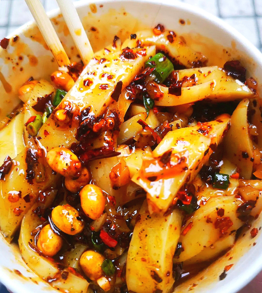 扁担上的美味重庆著名的挑挑凉粉麻辣醇厚回味悠长