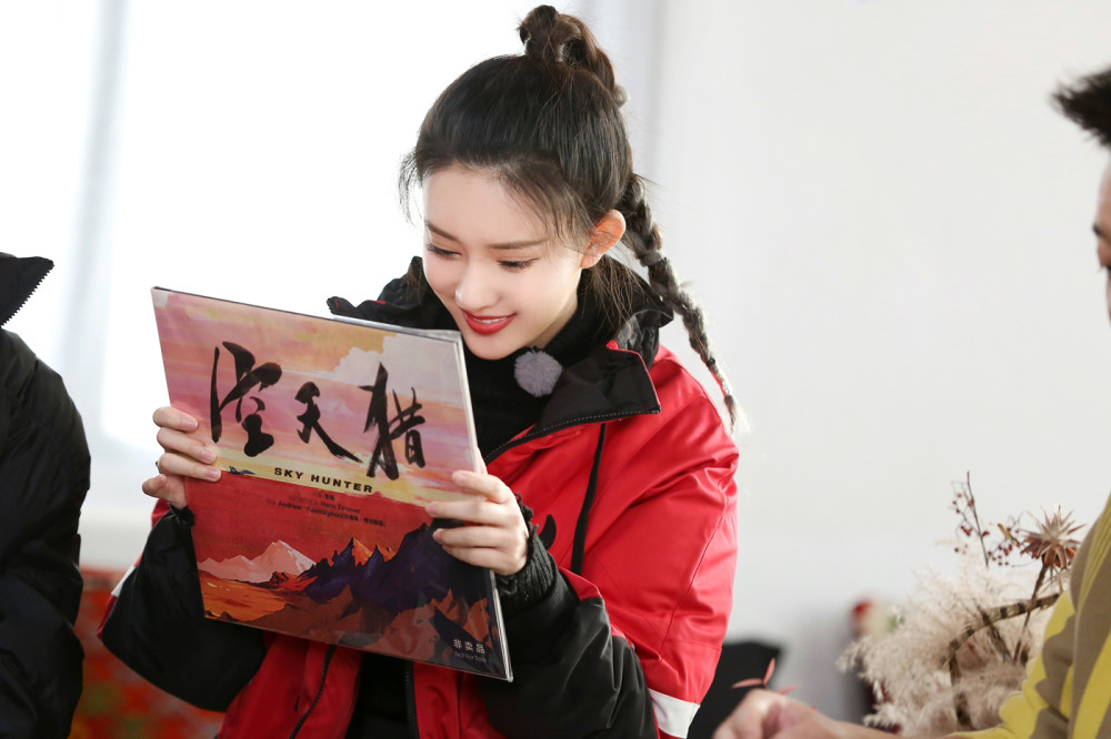 孟子义马尾辫造型现身《奔跑吧》 游戏环节身姿轻盈惊喜连连