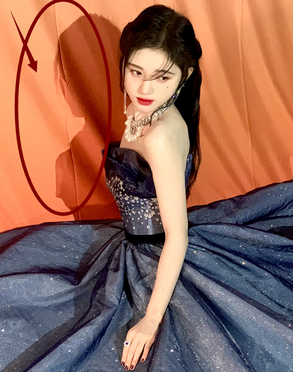 鞠婧祎穿星空裙自拍,却忘记p镜中自己,原来这才是她真实的五官