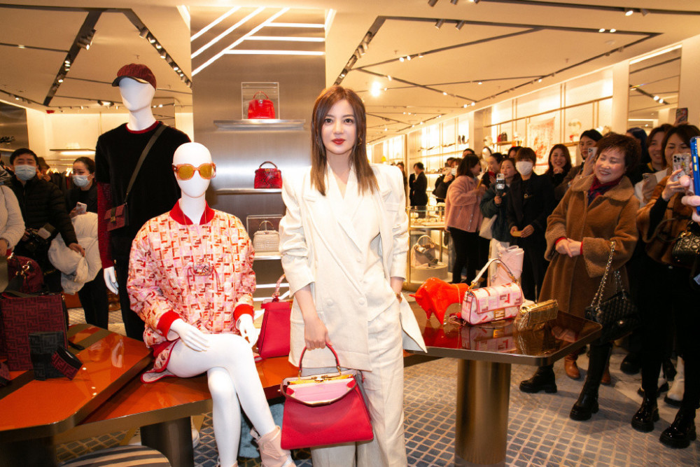 赵薇出席活动,穿白色的西装套装端庄大方,搭红色的包包够时髦!