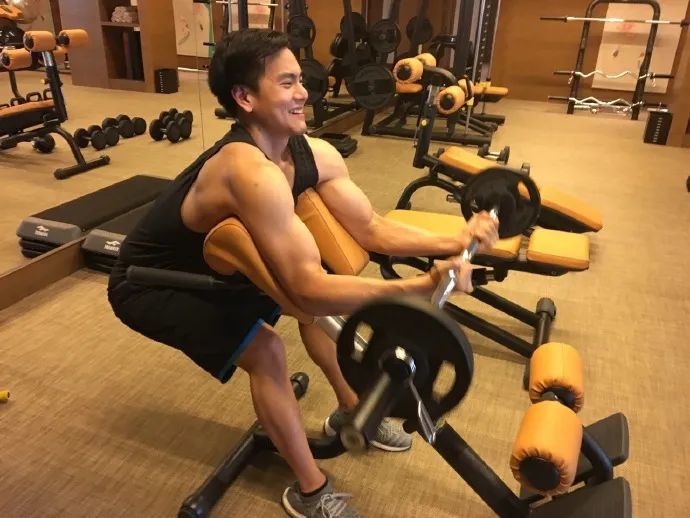 39岁彭于晏为戏每天晨跑8公里,看上去是锻炼,其实在磨炼意志!