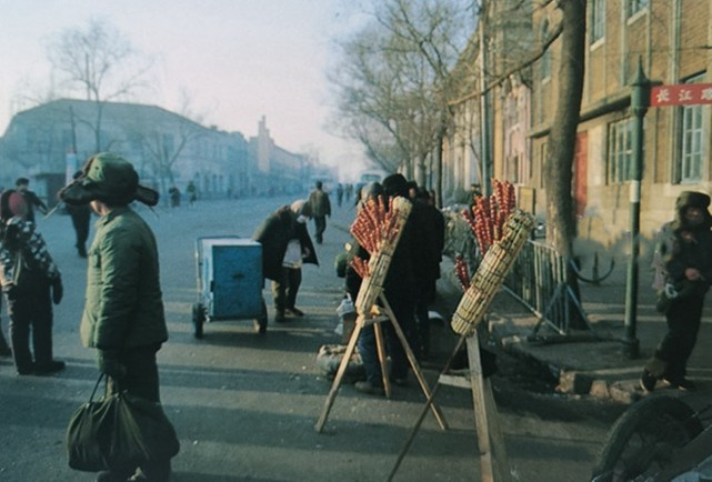 路邊有兩個賣糖葫蘆的.80年代的長春街景,有記得這是哪條街的嗎?