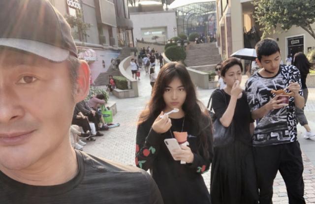 马葭特地晒出录取通知书和大家分享了她的喜悦,而儿子景天一却宠辱不