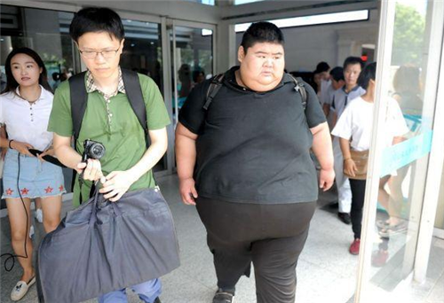 中国第一胖王浩楠:一年从668斤减到268斤,同学再见时已认不出