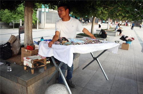 90后脑瘫小伙摆摊7年:一个男人的底线和尊严,就是赚钱养活自己_腾讯